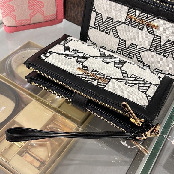 MICHAEL KORS JET SET TRAVEL 35S3GTVW7J LIGHT SAGE LG DOUBLE ZIP WRISTLET-WALLET- - Picture 7 of 16